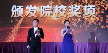 畢加為各院校頒發(fā)“最佳合作院?！保瑫咕?，譜寫華章