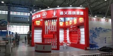 來來，畢加展覽在酒博會為你們的抖森干一杯