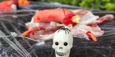 敢不給我糖，我就搗蛋