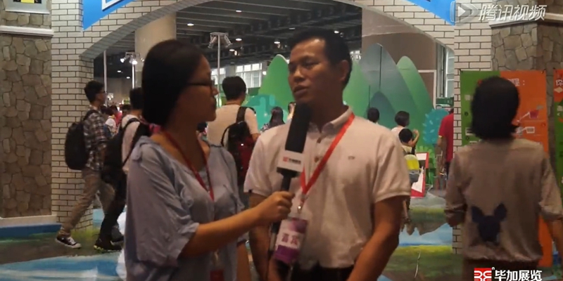 新華集團少兒館負責(zé)人接受畢加展覽采訪